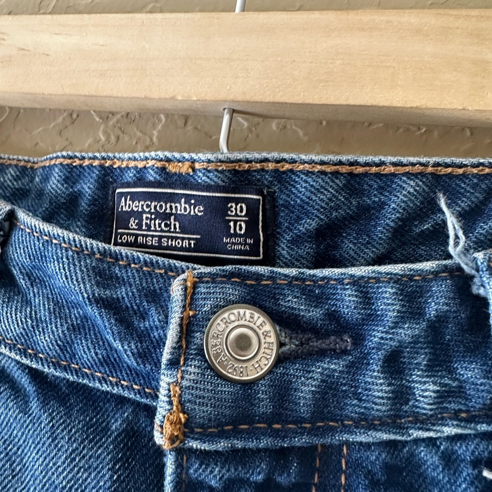 Abercrombie & Fitch Low Rise Distressed Denim Women's Curvy Shorts Size 30/10 - Picture 4 of 11